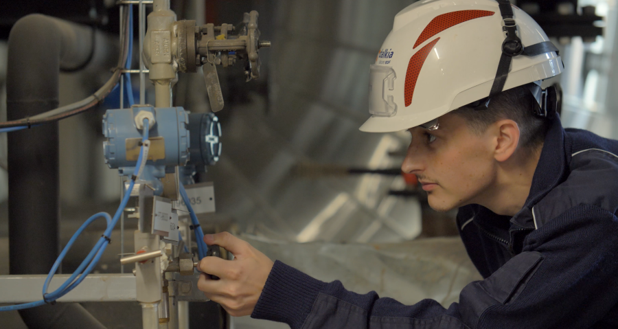 Technicien ilénergie dans la station d'interconnexion Pasteur 