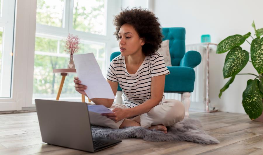 Personne en train de consulter une facture