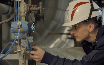Technicien ilénergie dans la station d'interconnexion Pasteur 